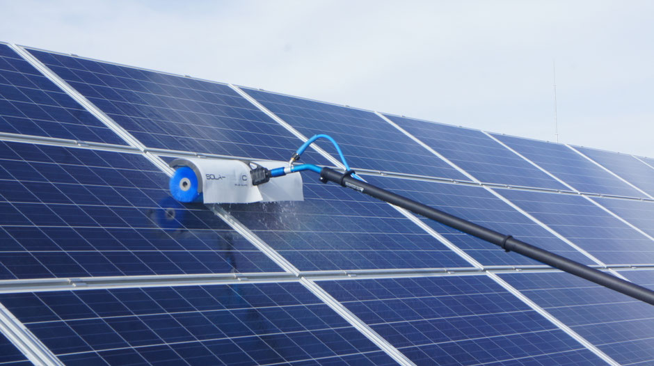 Solarreiniger SOLA-TECS - Professionelle Reinigung von Photovoltaikanlagen - AblaufTech AG