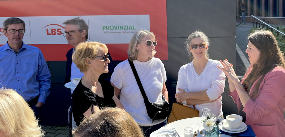 Bea, Reinhild und Susanne im Gespräch mit Frau Dr. Anna von Campe während der Eröffnung der Ausstellung.