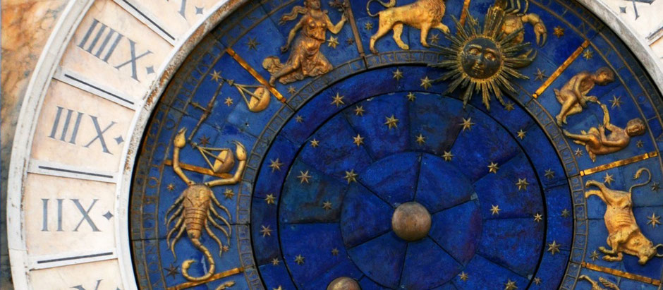 Blaue Uhr mit Sternzeichen am Uhrturm am Markusplatz in Venedig in Italien