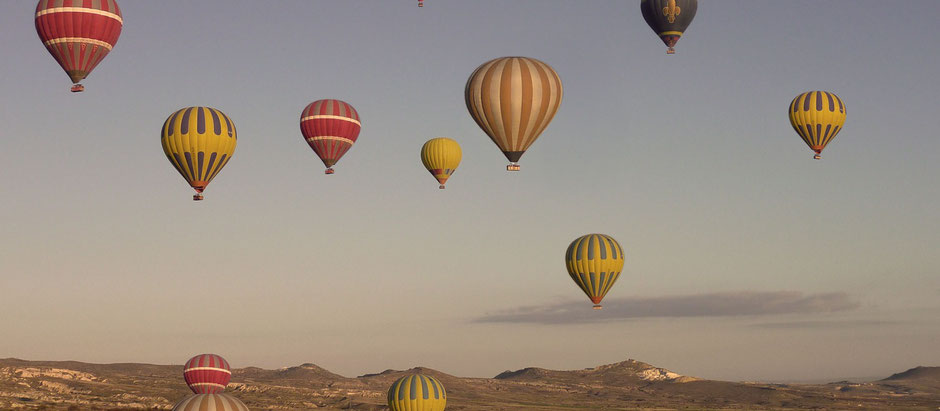 Heißluftballone am Morgen bei Sonnenaufgang in Kappadokien in der Türkei