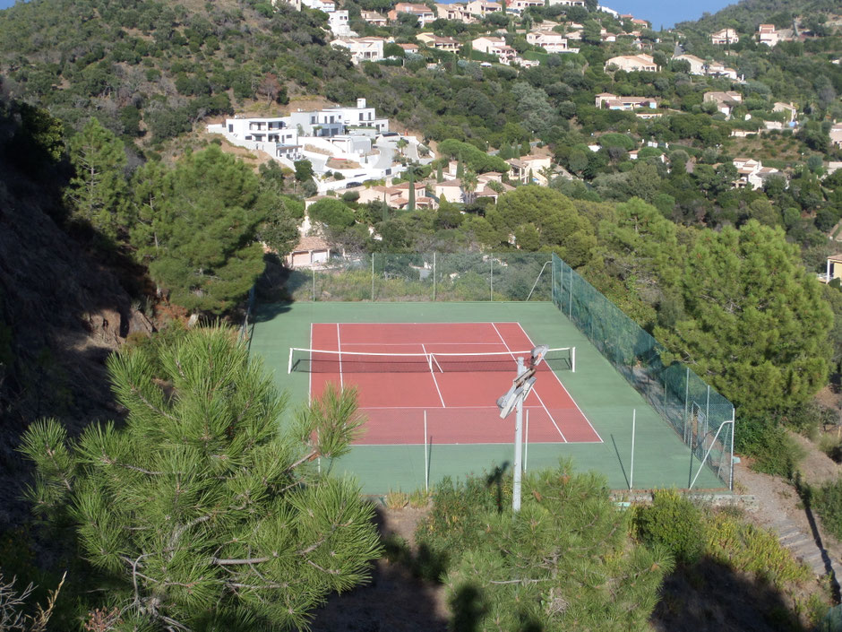 TENNIS DE LA RESIDENCE (avec réservation) EN CONTREBAS DE LA PISCINE