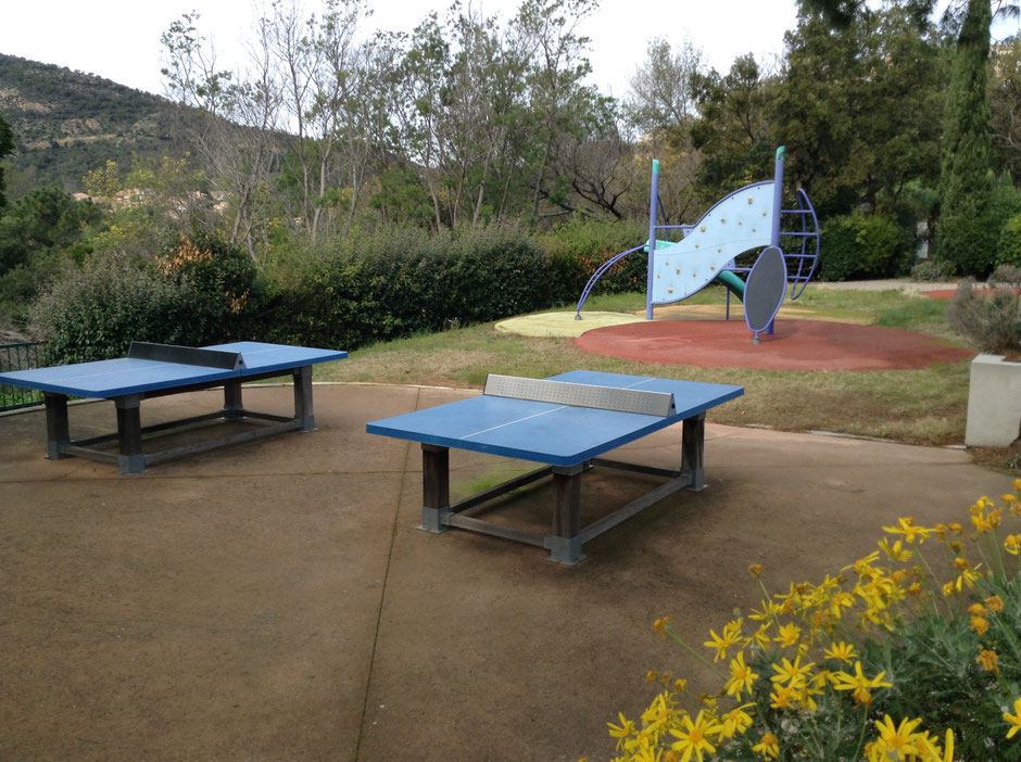 ESPACE JEUX ENFANTS DE LA RESIDENCE AVEC TABLES PING PONG