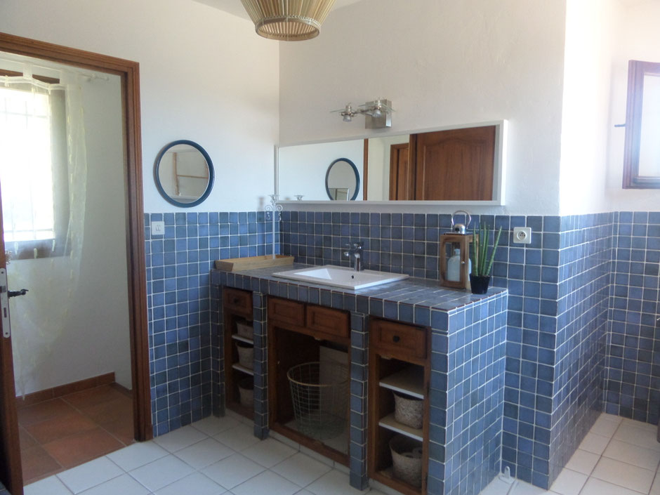 SALLE DE BAINS 1 avec WC ET BAIGNOIRE 