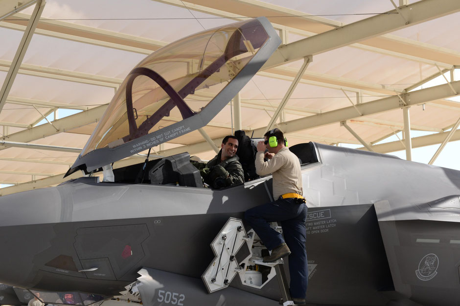 Il pilota italiano a bordo dell'F-35 con lo specialista dell'AFRES.