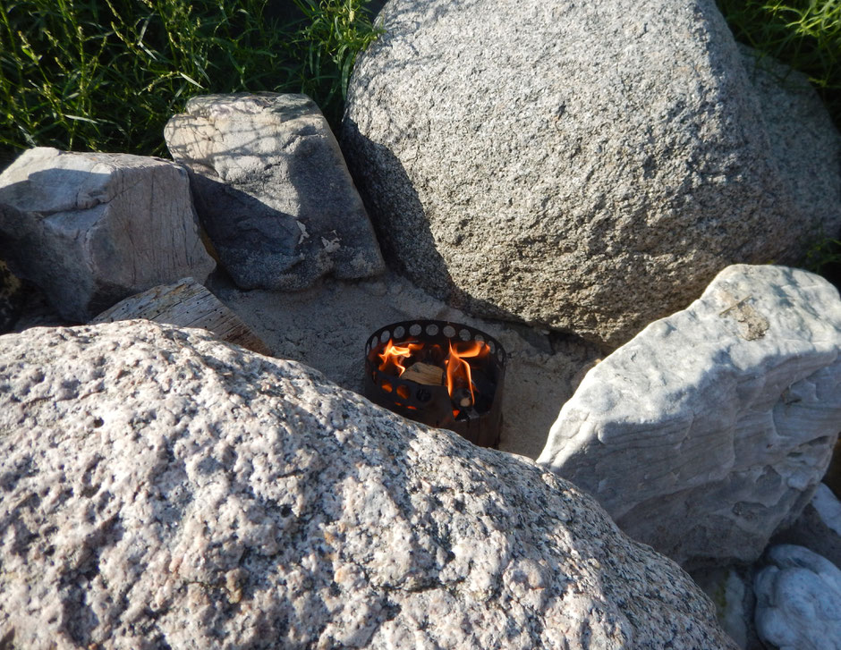 Windgeschützt und sicher steht der Kocher zwischen den Felsen
