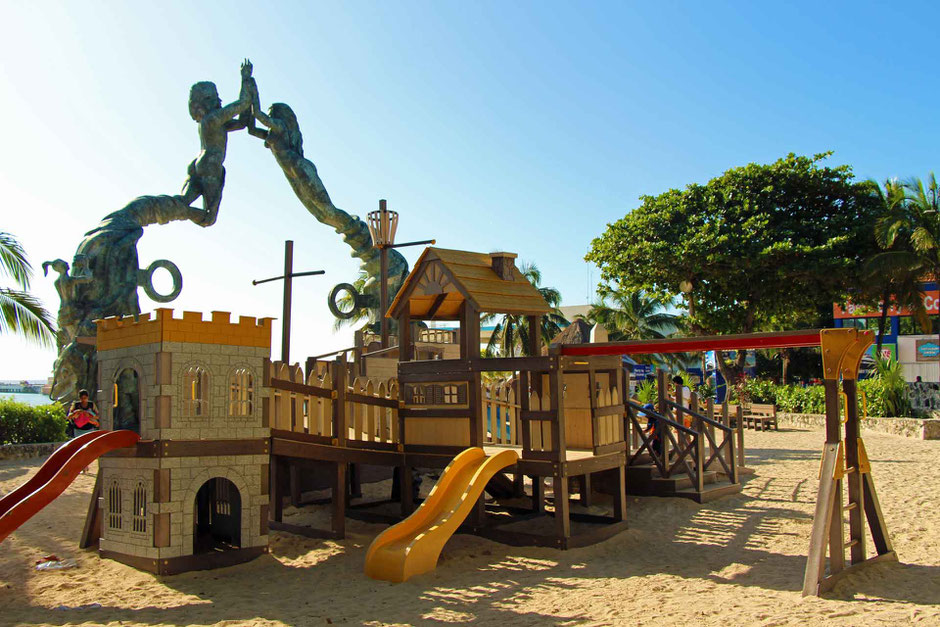 6 Best Public Family Beaches in Playa del Carmen - Off Resort - Parque Fundadores - the only playground we found in Playa del Carmen