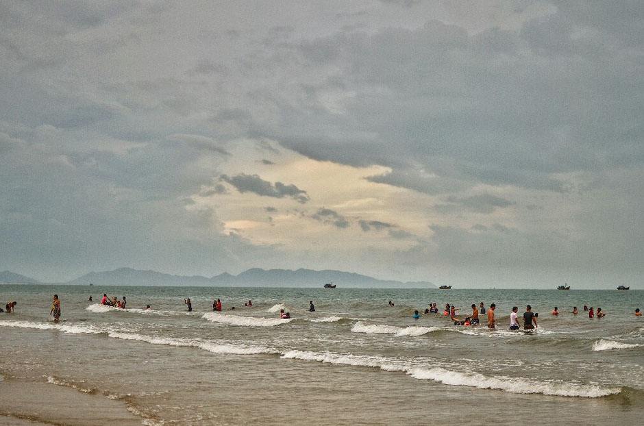 Vung Tau - niemals Winter – Ly und Heiko vom Viethouse in Vietnam - Thuy Van Strand von Vung Tau – flacher Sandstrand auf einer Länge von 10km – Menschen im Wasser – leichte Wellen – Nachmittagsstimmung 