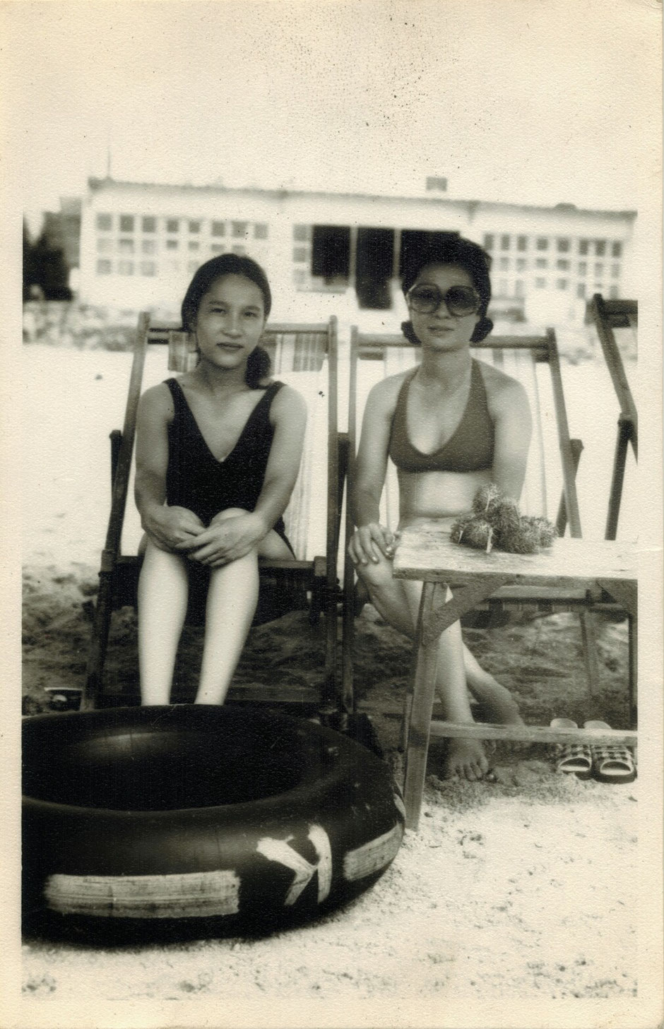 Vung Tau - niemals Winter – Ly und Heiko vom Viethouse in Vietnam - Sommer 1976 – Ly und ihre Tante in Vung Tau – schwarz weiß – s/w Foto