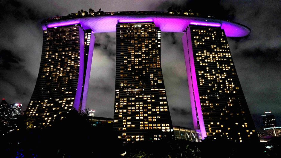 Marina-Bay-Sands-Singaur-Hotel-Casino-Megapool-Pool-Nachtaufnahme-Nacht