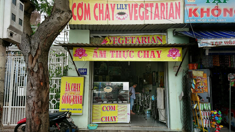 Com Chay ist vietnamesisch, bedeutet vegetarische Speise – vegetarisches Essen, eine Garküche Vietnam, in dem Ort Vung Tau, bietet ein vegetarisches Buffet an