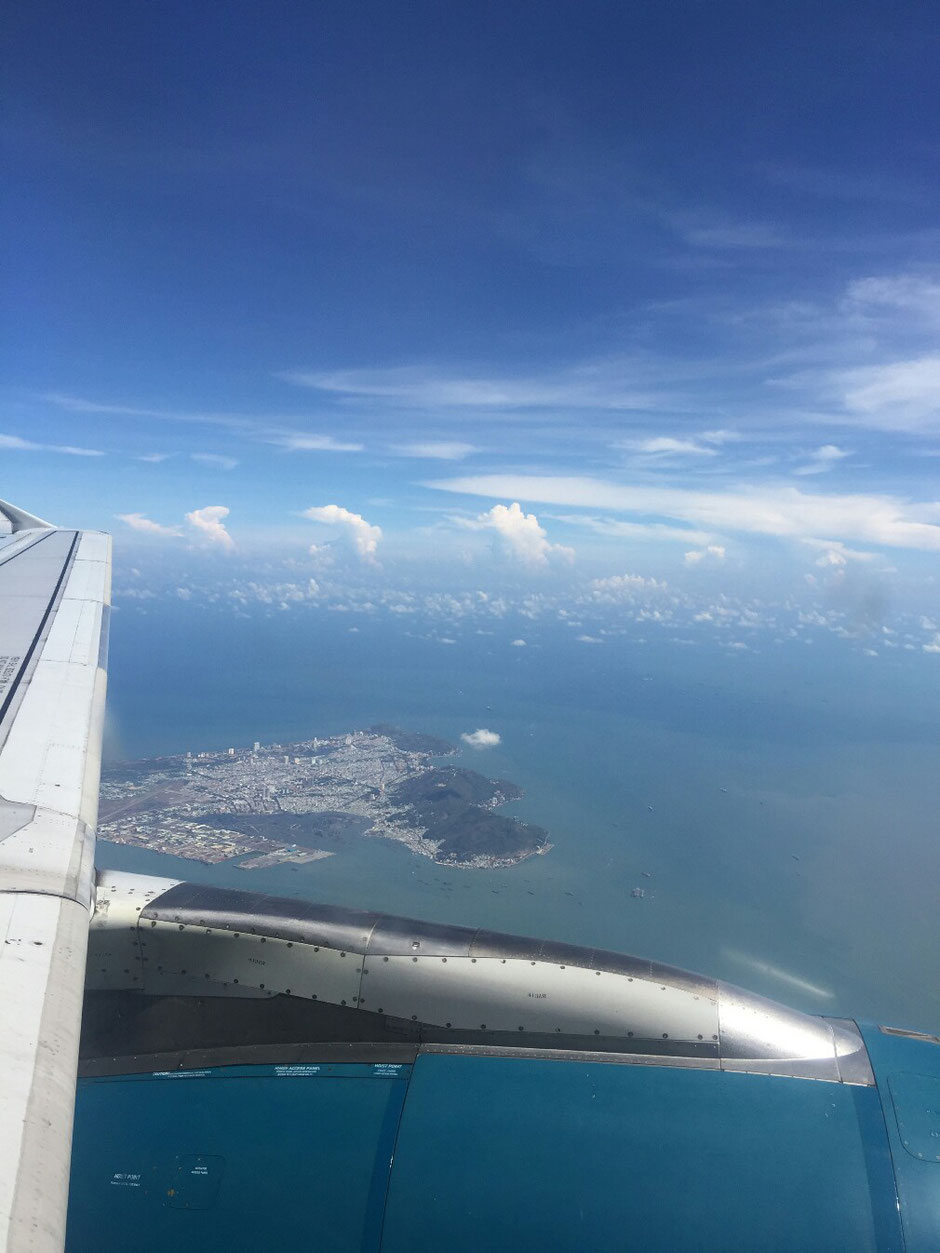 Vung Tau - niemals Winter – Ly und Heiko vom Viethouse in Vietnam - Blick aus dem Flugzeug auf Vung Tau – Reisen – Urlaub – Maschine Vietnam Airlines – Turbine – Tragfläche 