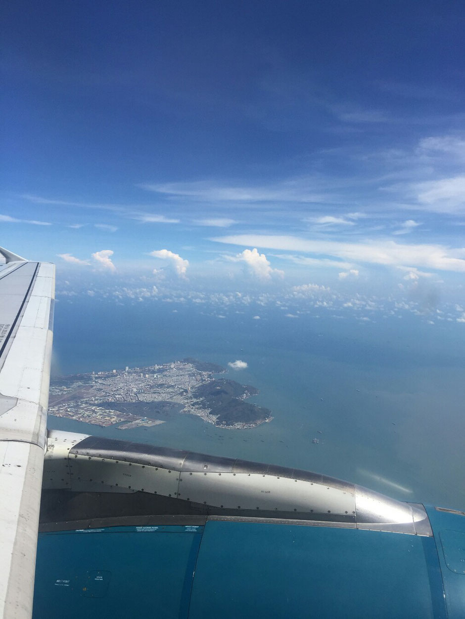 Vung Tau - niemals Winter – Ly und Heiko vom Viethouse in Vietnam - Blick aus dem Flugzeug auf Vung Tau – Reisen – Urlaub – Maschine Vietnam Airlines – Turbine – Tragfläche 