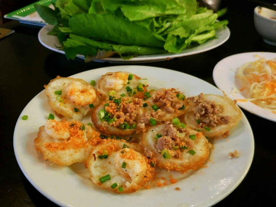 Vung Tau - niemals Winter – Ly und Heiko vom Viethouse in Vietnam - Banh Khot - kleine Pfannkuchen mit Meeresfrüchten, Salat und frischen Kräutern – Essen – Tipp für den Urlaub – unbedingt probieren 