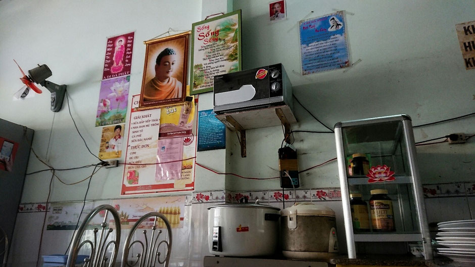 Reiskocher sind in jeder vietnamesischen Küche zu finden, hier stehen sie in einer vegetarischen Garküche im Ort Vung Tau 