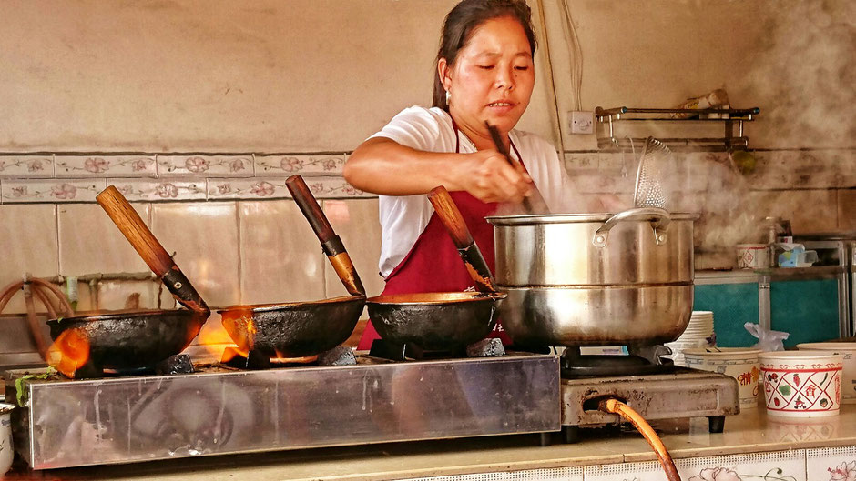 Erkundungstour – Ly und Heiko vom Viethouse in Vietnam waren auf Tour in China - Nudelsuppe zubereitet. Die Küche in der chinesischen Provinz Yunnan ist kräftig, würzig und scharf. In einer Garküche bereitet die Köchin gerade Nudelsuppen vor. 