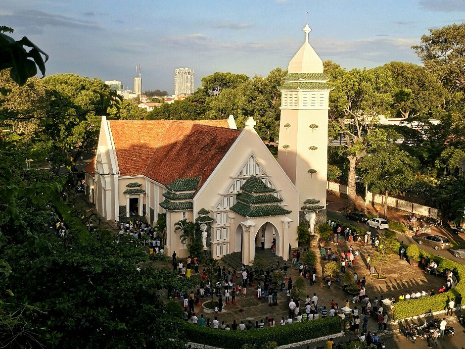 Vung Tau - niemals Winter – Ly und Heiko vom Viethouse in Vietnam - katholische Kirche im Stadtzentrum von Vung Tau – Sonntag – Gottesdienst – Kirche ist überquellt – die Gläubigen stehen um die Kirche herum und hören dem Gottesdienst zu