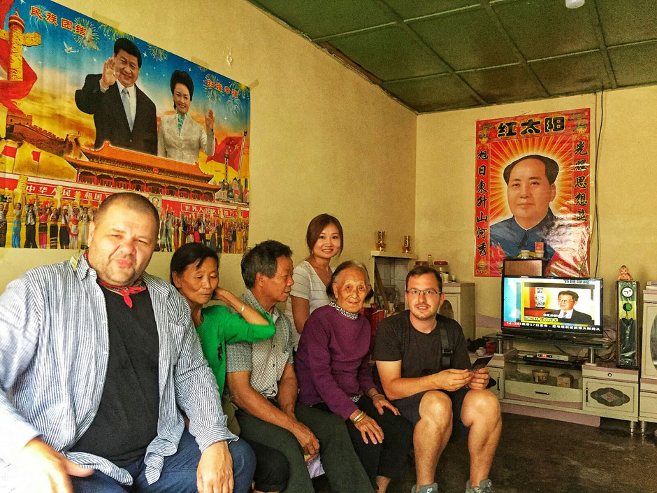 spontaner Besuch bei einer chinesischen Familie - Mao Zedong der ehemalige Vorsitzende der Kommunistischen Partei Chinas ist allgegenwärtig - mit den Reisegefährten Katie und Alex – Alex ist Alexander Pollnow – Wahlchinese und Fotograf