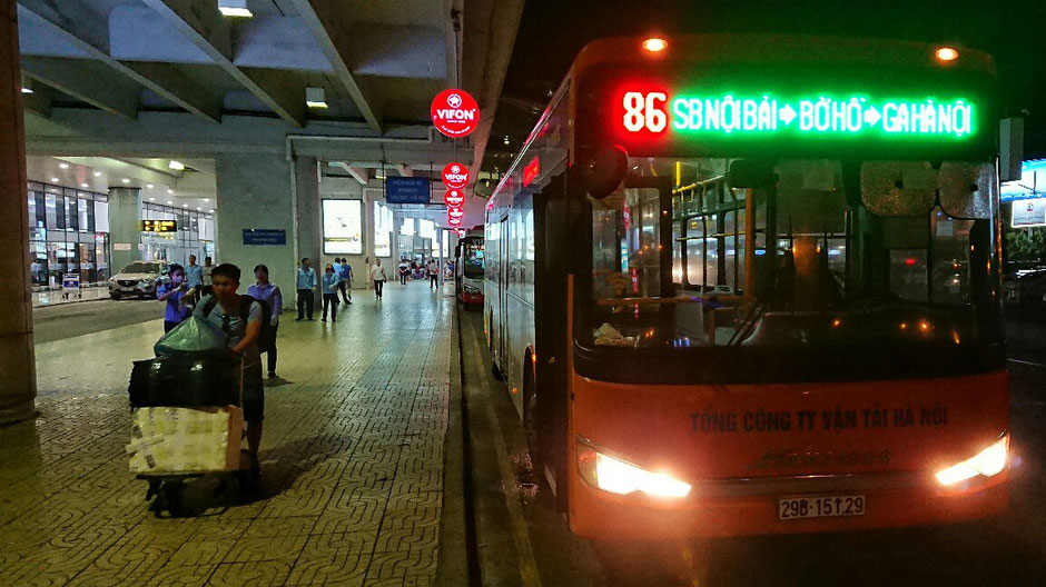 Hanoi - Flughafentransfer - Bus - Linie 86 - Flughafen – Altstadt – Ly und Heiko – Viethouse – Urlaub – Vietnam – Orange – Mensch – Trolley – Gepäck – Terminal – Ankunft 