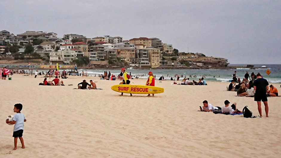 Australien-Sydney-Sandstrand-Surferstrand-Bondi-Beach-Surfbrett-Surf Rescue-Sichherheit fuer Besucher-Badegaeste