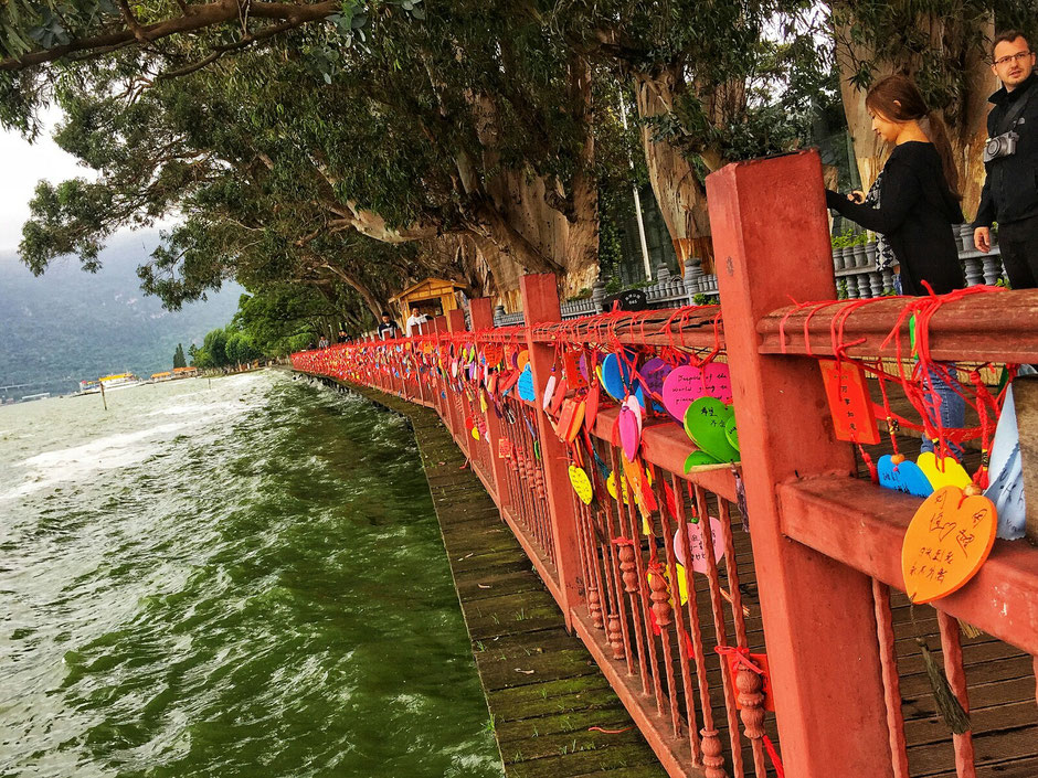 Erkundungstour – Ly und Heiko auf Tour in China – Liebesbekundungen an der Bruecke vom Dian Chi-See – in der Stadt Kunming