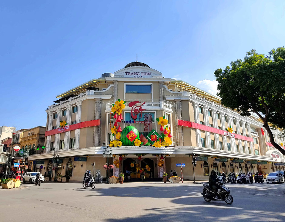 shopping-center-Trang-Tien-Plaza-Dekoration-zum-TET-Neujahrsfest-2021-Hanoi-Vietnam-Hoan-Kiem-See