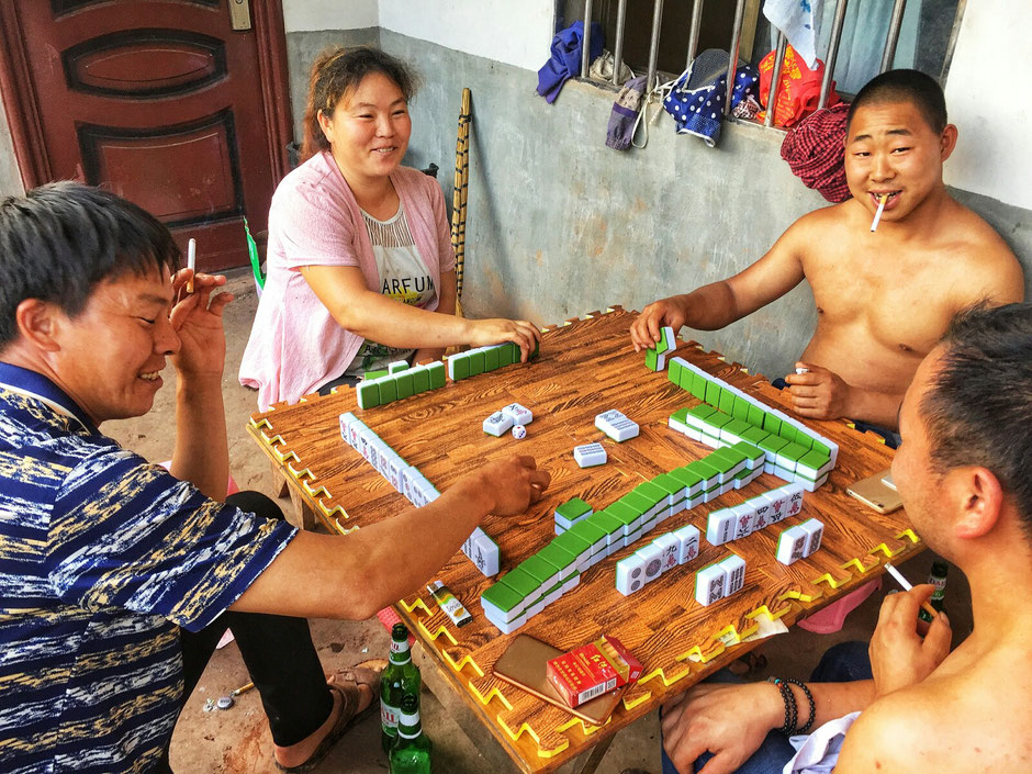 Erkundungstour – Ly und Heiko vom Viethouse in Vietnam waren auf Tour in China – in dieser lustigen Rund wird gerade Mahjong gespielt – Mahjong ist ein altes chinesisches Spiel für vier Personen