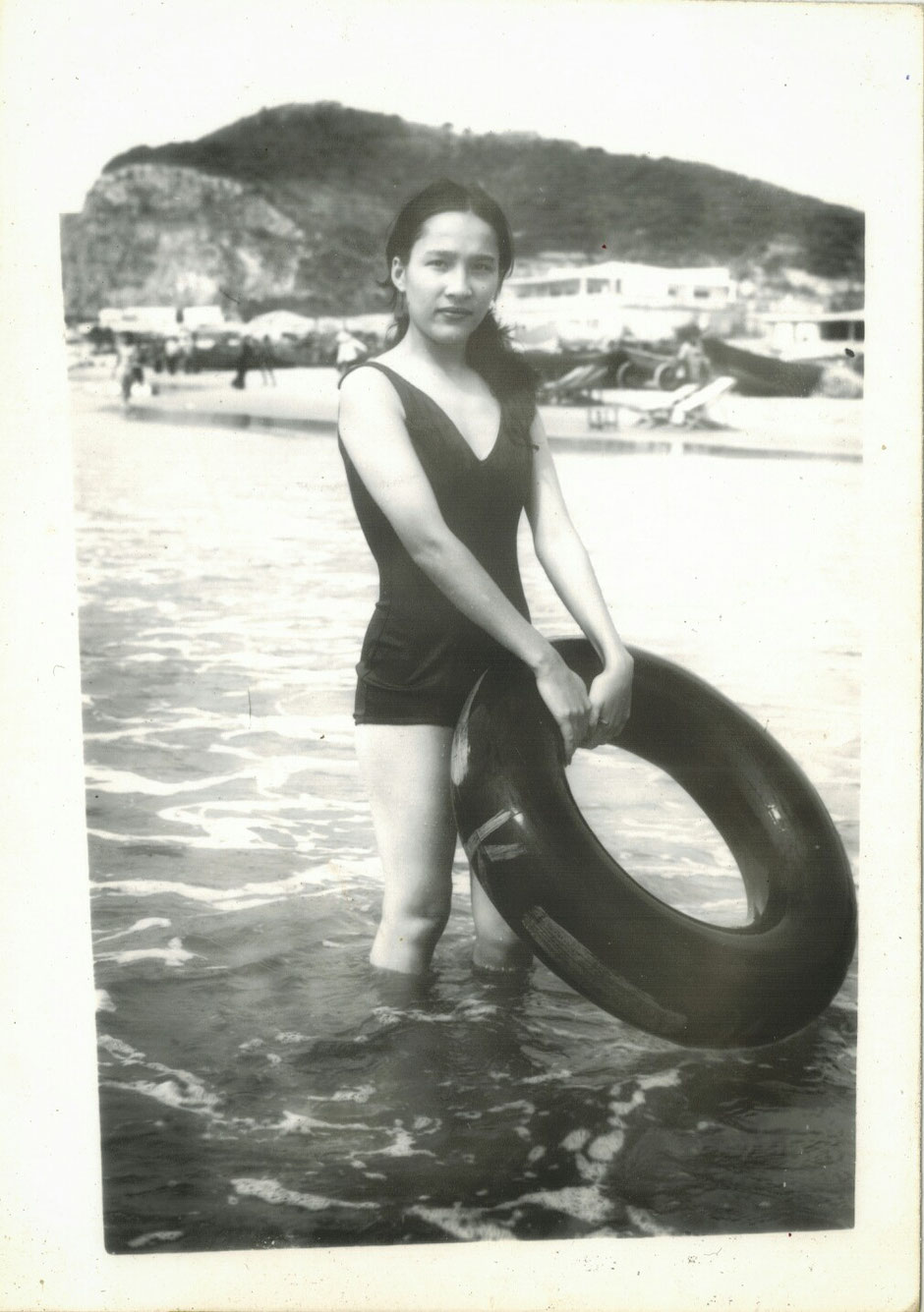 Vung Tau - niemals Winter – Ly und Heiko vom Viethouse in Vietnam - Sommer 1976 – Ly am Thuy-Van-Strand von Vung Tau – schwarz weiß – s/w Foto