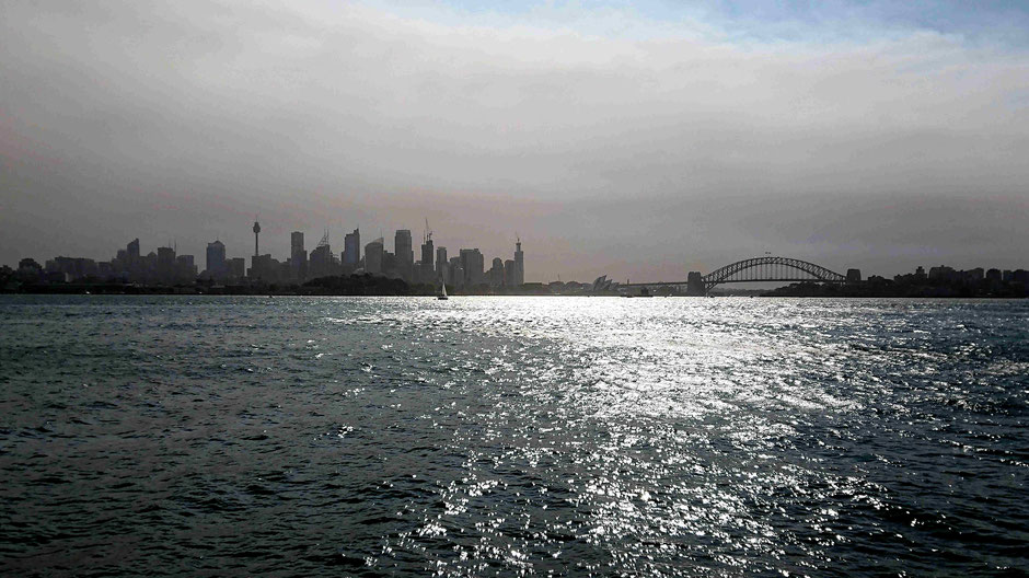 Australien-Skyline-Kulisse-Silhouette-Sydney-Harbour-Bridge-Wasser-Abendstimmung-Licht-Spiegelungen-Wasser