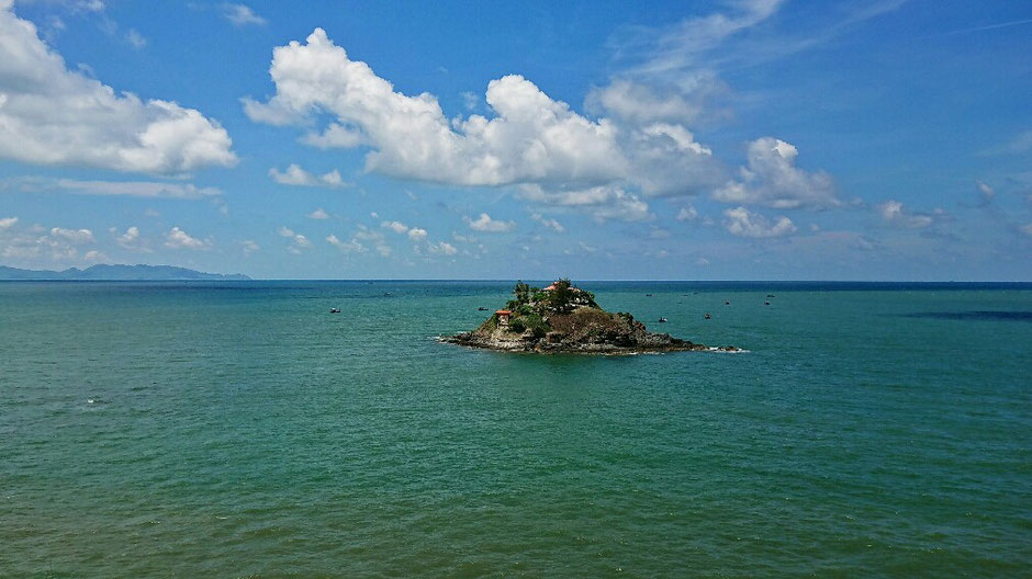 Vung Tau - niemals Winter – Ly und Heiko vom Viethouse in Vietnam - Insel Hon Ba mit dem Tempel Mieu Ba – bei Ebbe ist die Insel zu Fuß erreichbar – blauer Himmel – sonnig – einige Wolken