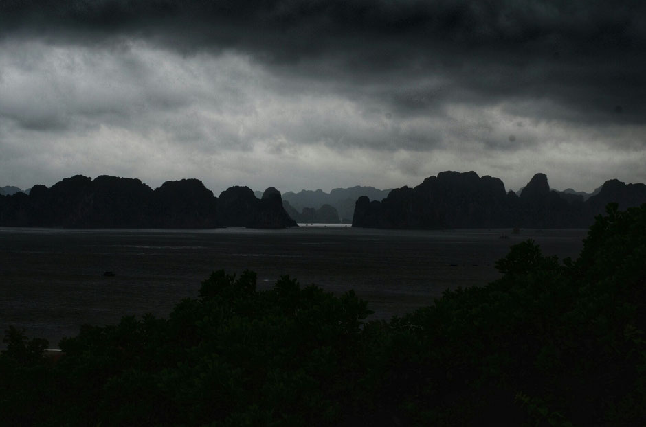 ein Sturm kommt - Blick auf die Halong Bucht