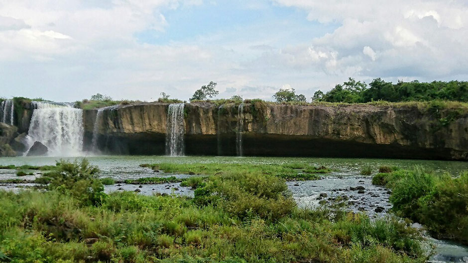 Erkundungstour - zentrales Hochland  - Vietnam – Erkundungstour – Ly und Heiko – Viethouse – Tour – Erfahrungen – Reisetipp – Urlaub – Abenteuer – Wasserfall - Dac Lac – blauer Himmel – Wolken – See 