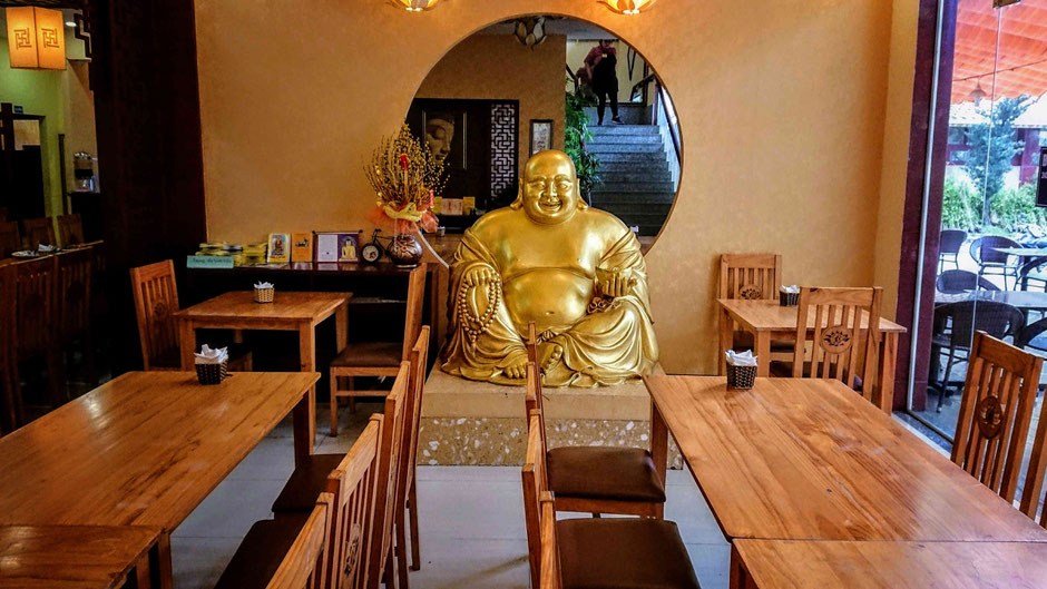 vegetarisches restaurant_buddhistischen Tempel_buddha figur_saigon_ho chi minh stadt_hcm_zentrum_bezirk 2_ mondkalender_vegetarisches buffet_ly_heiko_urlaub_vietnam