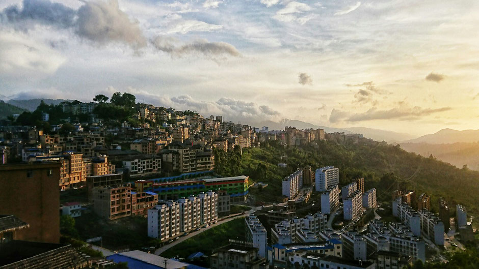 Erkundungstour – Ly und Heiko vom Viethouse in Vietnam waren auf Tour in China – Blick auf eine Stadt in den Bergen – bei Sonnenuntergang - irgendwo in der chinesischen Provinz Yunnan