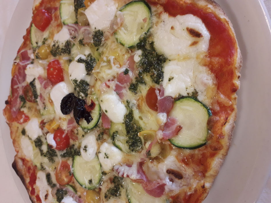 PIZZA DE JUIN  CHEVRE DOUX LARD  PESTO BASILIC TOMATES CERISES COURGETTES FROMAGES  BON APPETTIT LE CHEF
