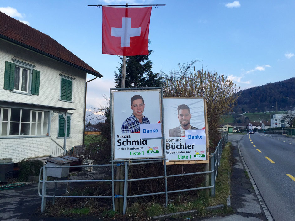 Mit Danke-Aufklebern präparierte Plakate der beiden Kandidaten Dominic Büchler und Sascha Schmid, um den Wählerinnen und Wählern der Gemeinde Grabs zu danken.