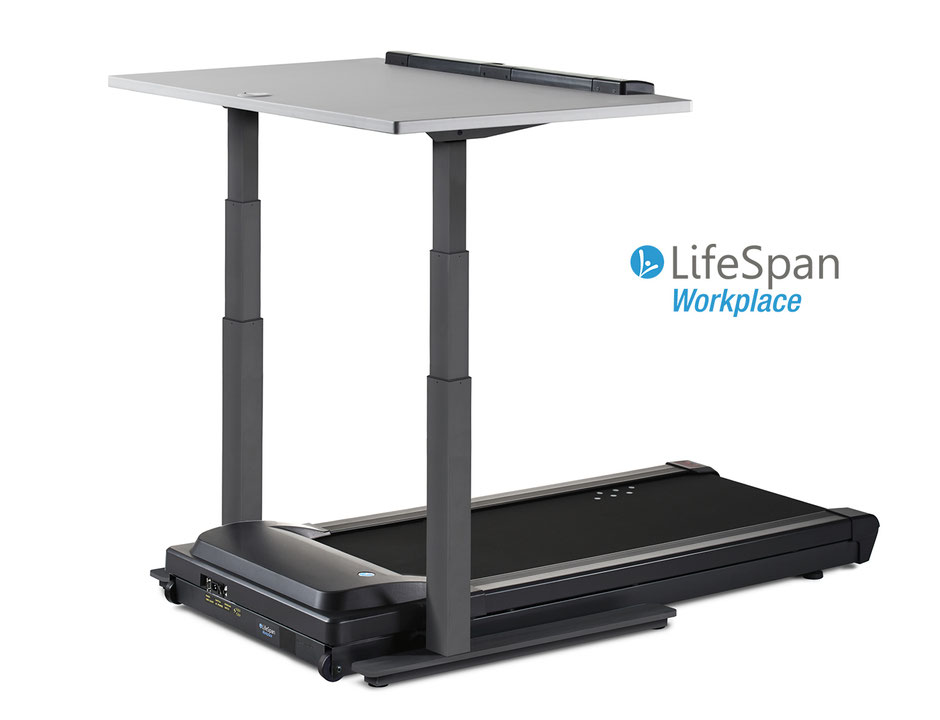 Eine Kombination aus elektrisch höhenverstellbarem Schreibtisch mit Laufband Marke LifeSpan vor weißem Hintergrund, Rahmenfarbe Charcoal
