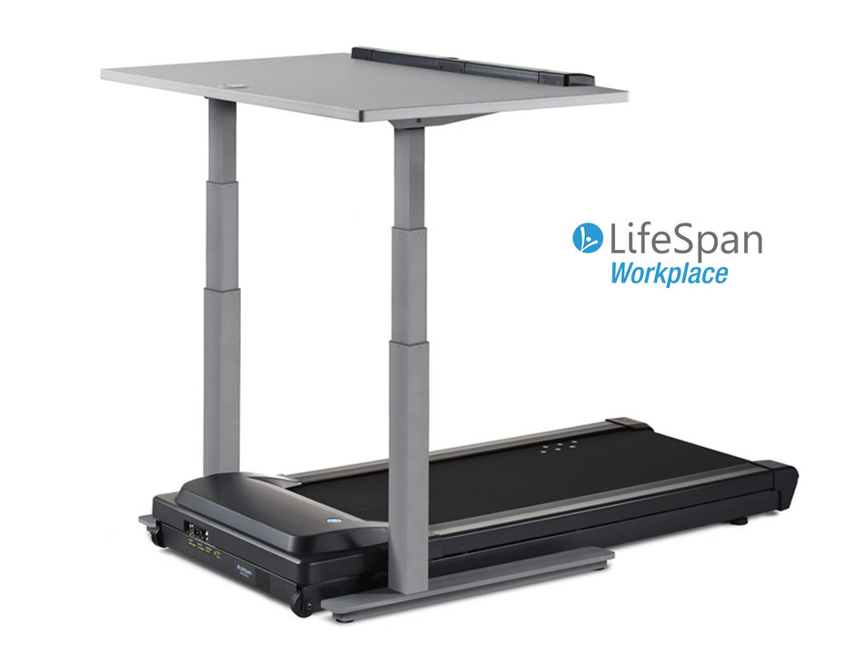 Eine Kombination aus elektrisch höhenverstellbarem Schreibtisch mit Laufband Marke LifeSpan vor weißem Hintergrund 