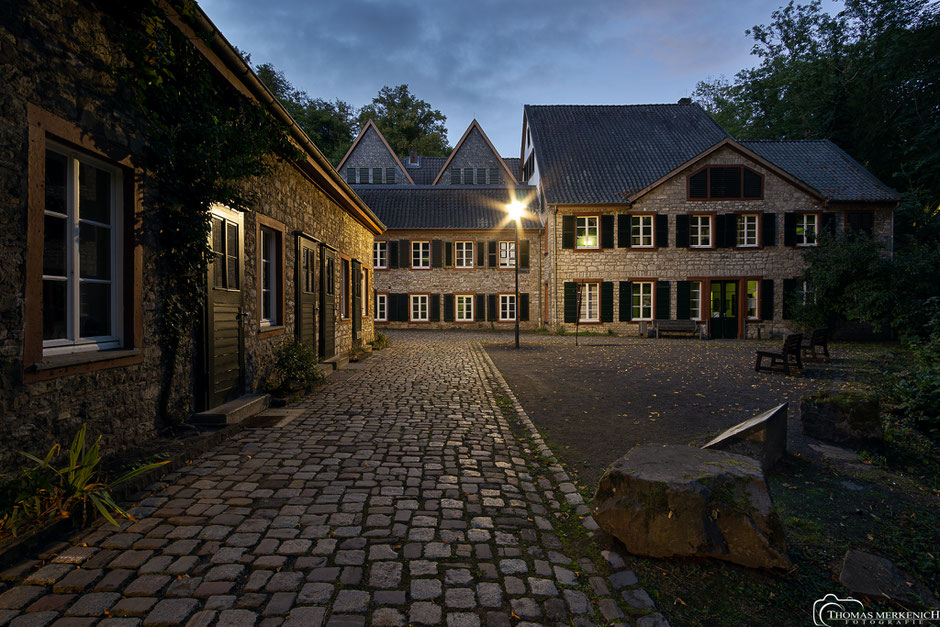 Haupteingang des LVR-Papiermuseum alte Dombach in Bergisch Gladbach