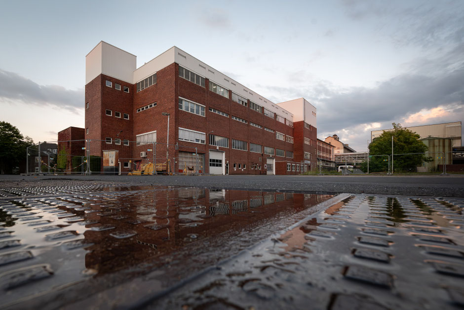 Das Werkstattgebäude F260, zwischen dem ehemaligen Kraftwerk und der künftigen Stadtbücherei, beherbergt im obersten Stockwerk die neu errichtete  „AtelierEtage“.