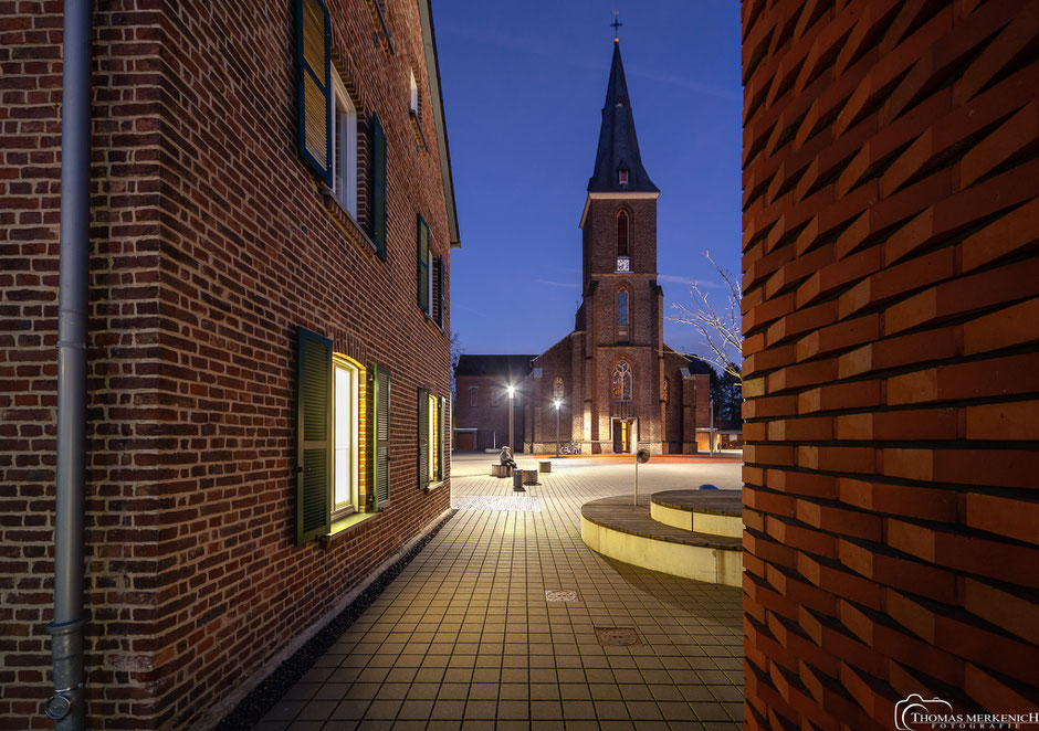 Kirche Sankt Johann Baptist in Refrath zur blauen Stunde