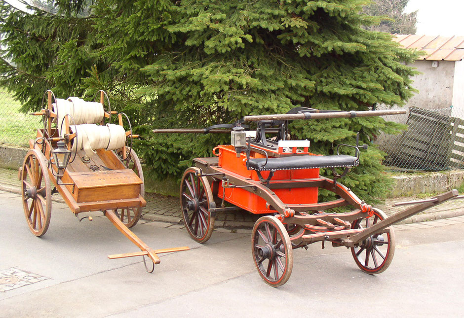 Die alte Odersberger Handdruckspritze mit Schlauchhaspelwagen.