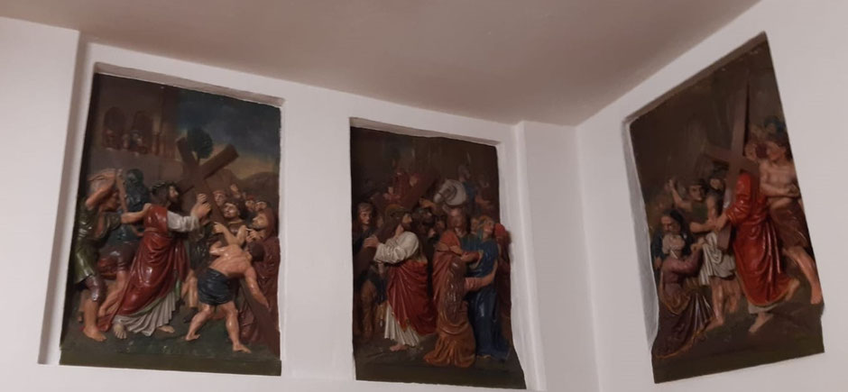 Die drei Kreuzwegstationen des historischen Kreuzweges in der Sakristei der Pfarrkirche St. Anna in Herschbach