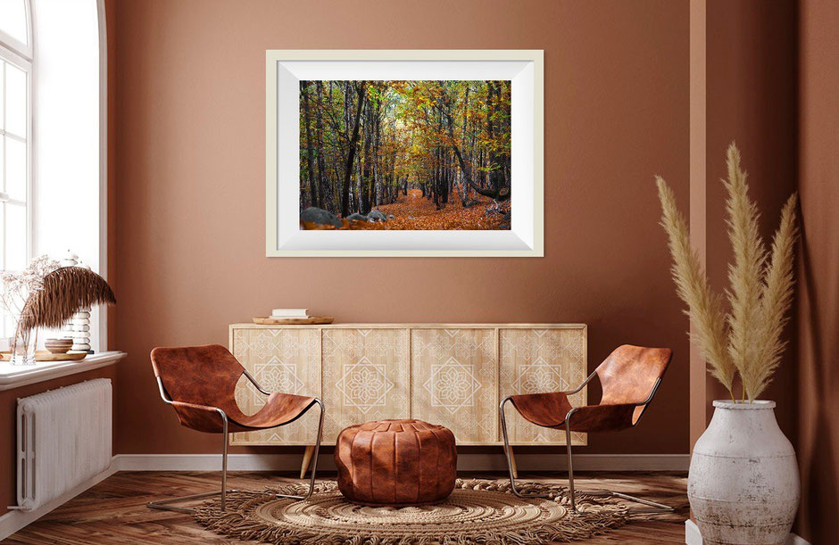 Salotto con sedie di pelle e quadro di sentiero nel bosco in autunno