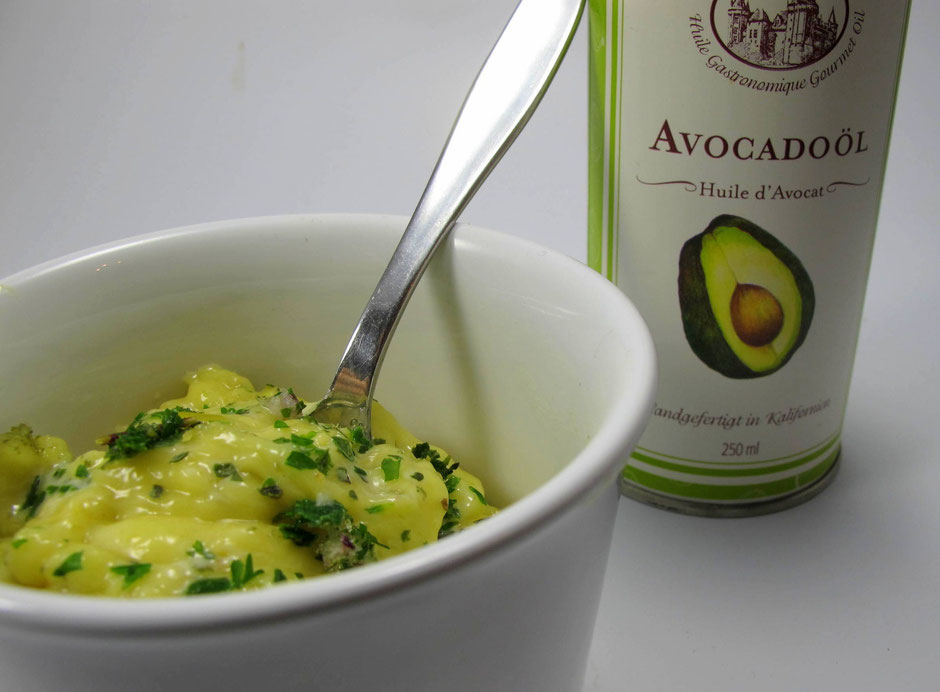 Paleo Mayonnaise aus Avocadoöl und frischem Eigelb