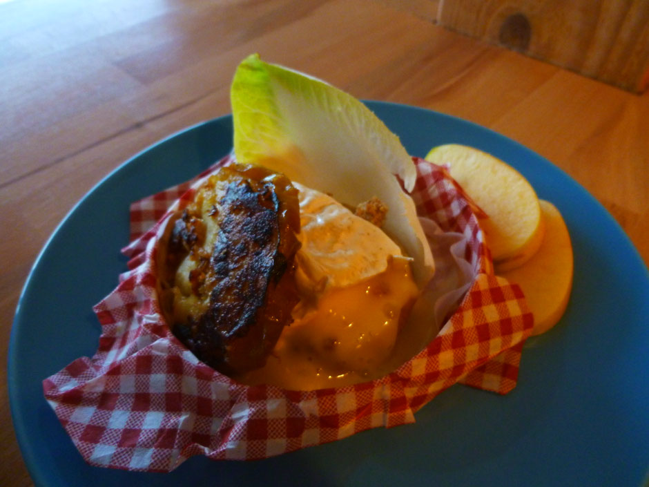 Entrée pomme panée et camembert rôti