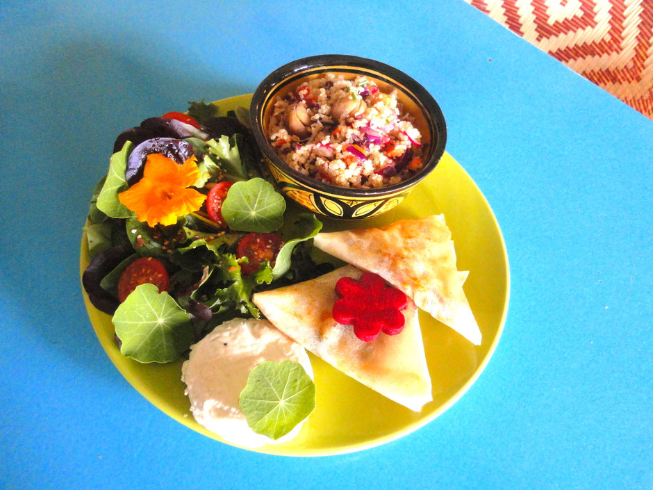 Samoussas aux petits légumes de printemps, taboulé de quinoa aux châtaignes, fromage de chèvre de la Piarre, jeunes pousses de salade et fleur de capucine