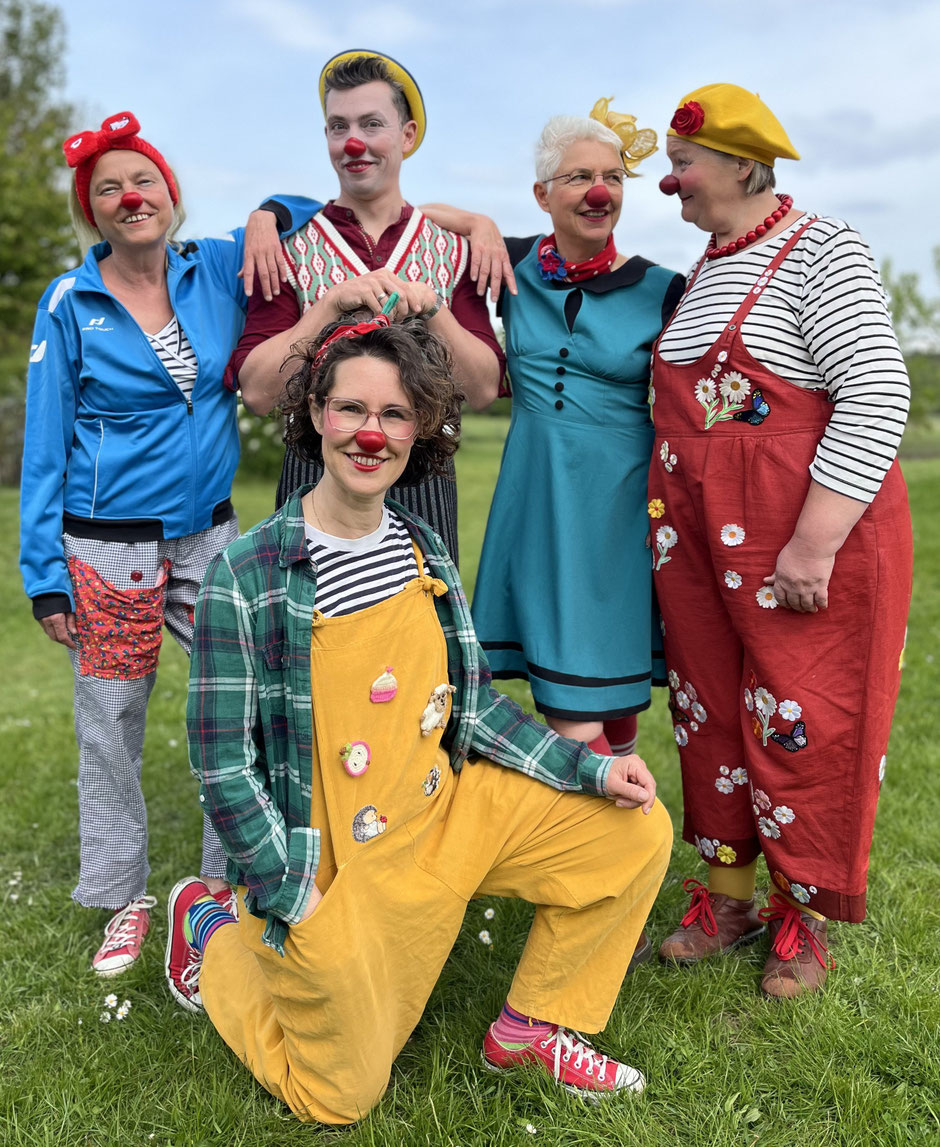 Die Schweriner Klinikclowns Rosina, Fine, Kiki und Trine freuen sich und sagen „Hallo“ im Namen des gemeinnützigen Verein „Die Nasen“e.V.