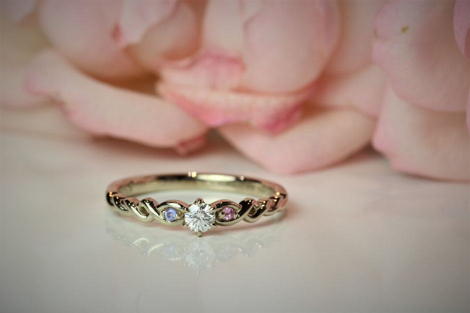 アンティーク感と二つの誕生石が可愛い婚約指輪 京都 東京 神戸で手作り結婚指輪 婚約指輪 オーダーメイドジュエリー リフォーム 修理