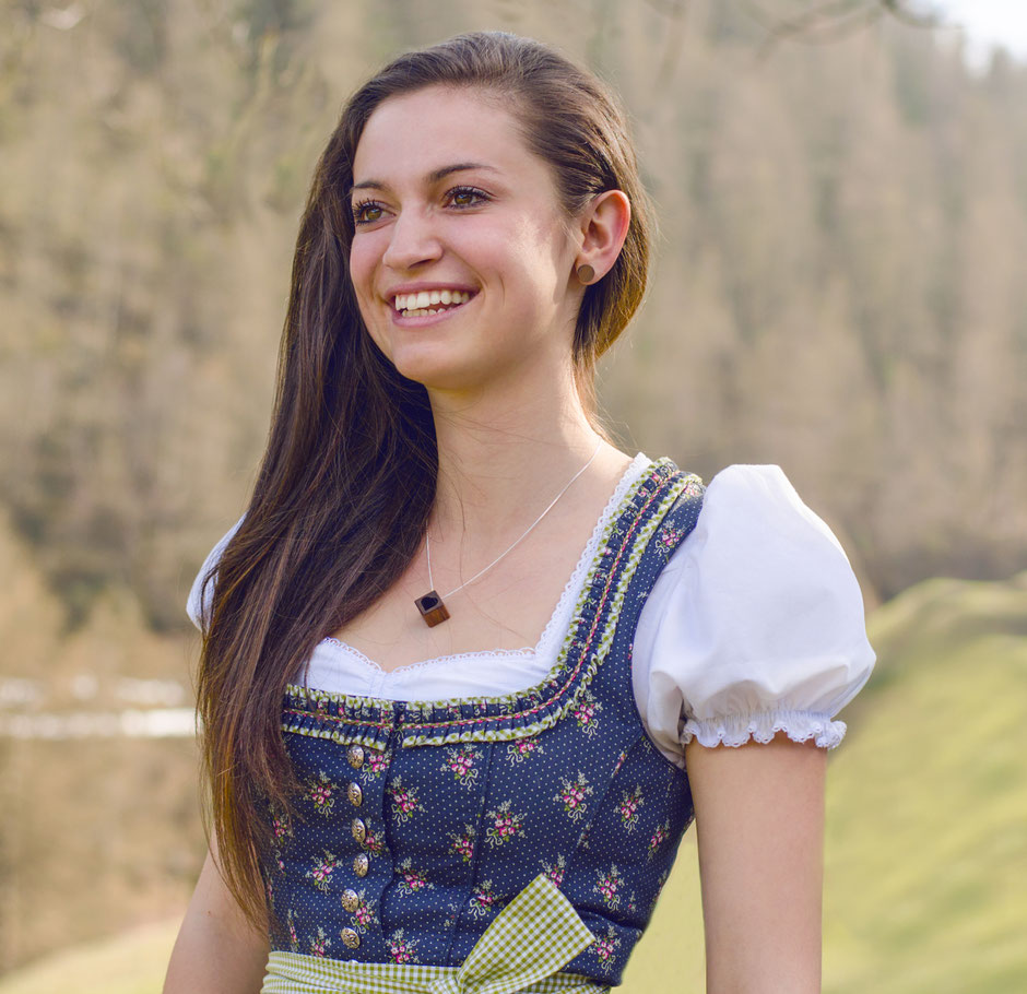 schmuck, schmuck online, modeschmuck, schmuck online shop, schmuck kaufen, modeschmuck online shop, holzschmuck, online schmuck, damen, modeschmuck, kette, herz kette, kette mit herz, halskette damen, herzkette, modeschmuck ketten, nussholz, huamet,