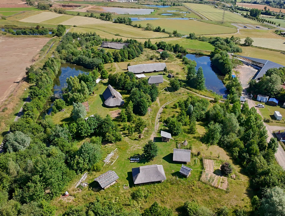 Luftbild: Zeiteninsel 2018 im Aufbau mit Rössenhaus im Vordergrund, dahinter Baustelle des Germanenhauses